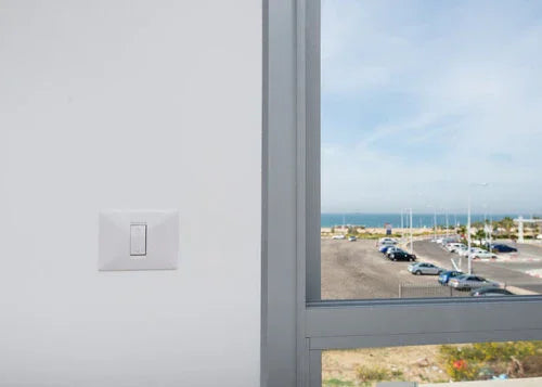 לחצן תריס 6 מגעים 1 מודול לבן ניסקו סוויץ' - אור שי סיטונאות חשמל בע״מ