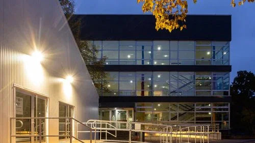 פנס הצפה שחור LEDVANCE 83/100W GN4 IP65 אור ניטרלי - אור שי סיטונאות חשמל בע״מ