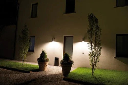 צמוד קיר שחור SYLVANIA DOWN 11W IP65 אור חם - אור שי סיטונאות חשמל בע״מ